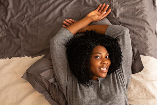 Chambre calme et lumineuse, un lit confortable prêt pour une bonne nuit