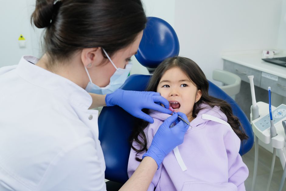 Une petite fille pendant un contrôle dentaire chez une dentiste