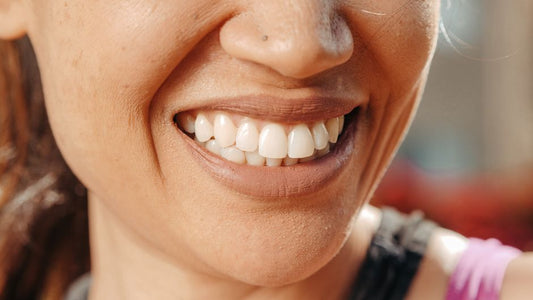 Gros plan sur un sourire adolescent aux dents bien alignées