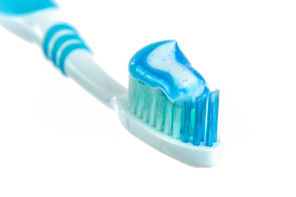Brossage de dents avec du dentifrice, geste quotidien pour limiter la mauvaise haleine