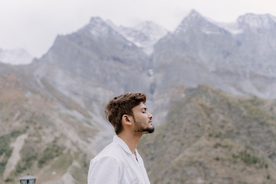 Voyageur face à un paysage de montagne, respirant l'air frais