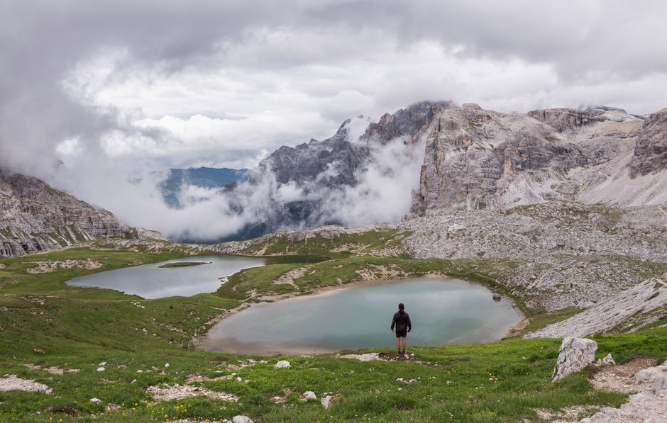 Personne au bord d'un lac calme, symbole du lien entre respiration et natation