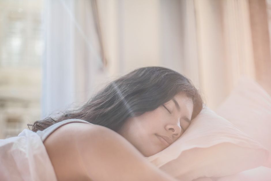 Personne endormie paisiblement dans un lit