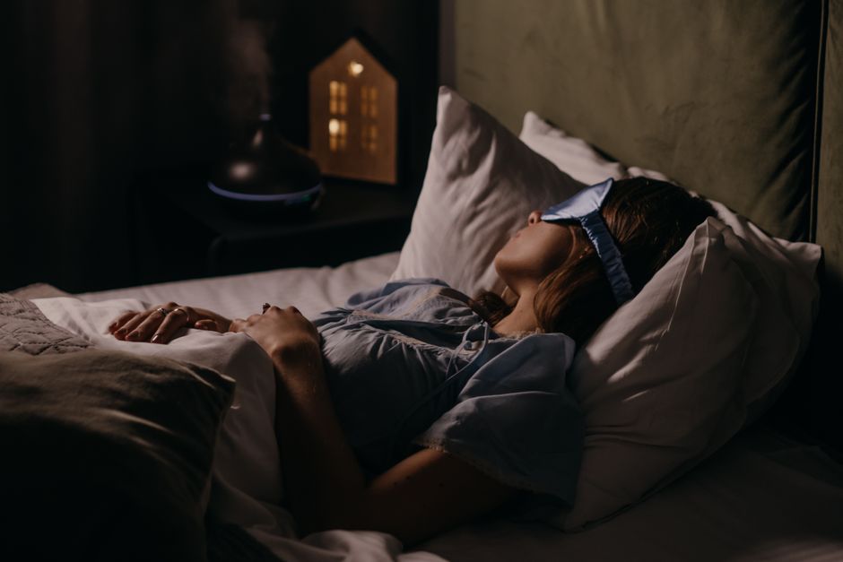 Femme qui dort paisiblement dans une chambre tamisée
