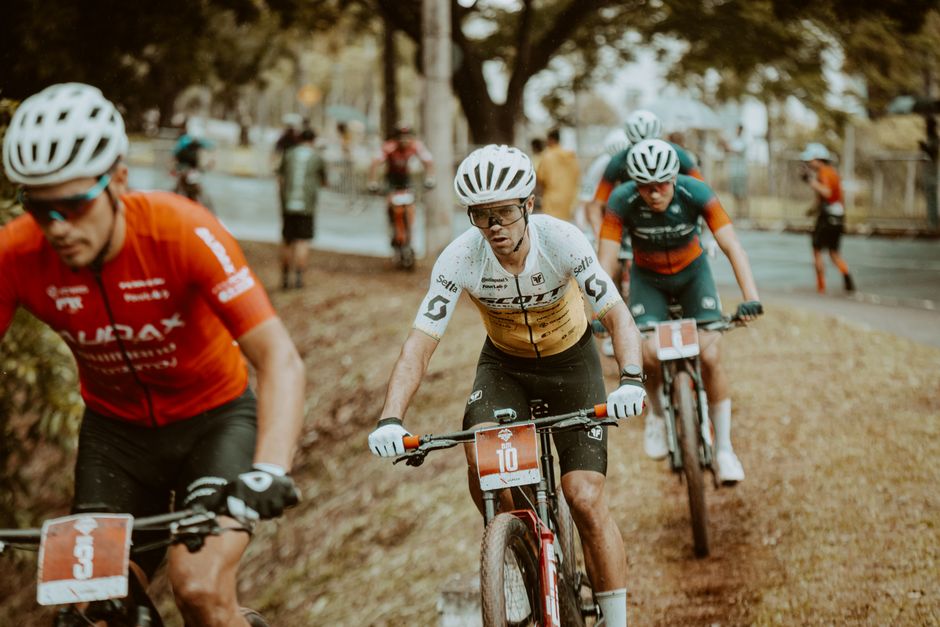 Groupe de cyclistes professionnels en course, illustrant l'effort collectif du peloton