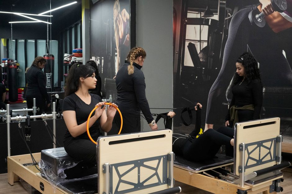 Séance de Pilates sur reformer, avec attention portée à la respiration et au gainage