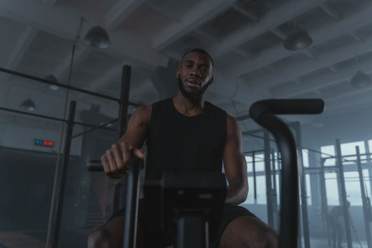 Cours de cardio en salle de sport, effort soutenu en rythme sur vélo d'appartement