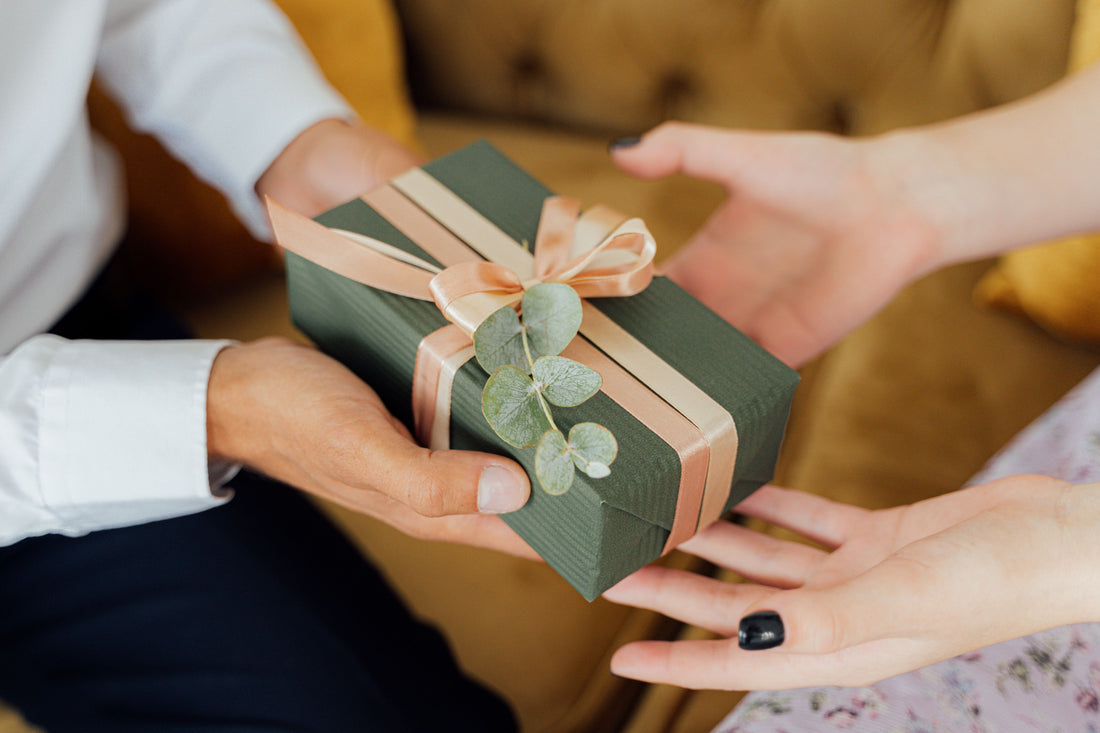 Échange d'un petit cadeau emballé entre collègues lors d'un Secret Santa au bureau